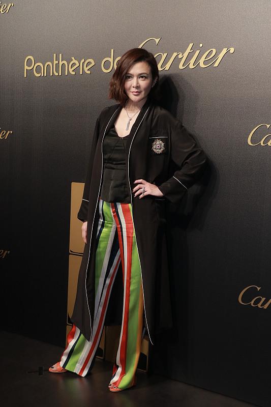 关之琳以往的穿搭也是很时尚的,关之琳穿印花裙美的张扬