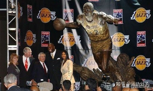 斯台普斯球馆雕像,斯台普斯中心门前的雕像