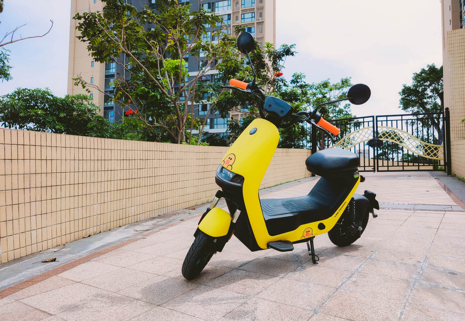 媳妇当车模，九号电动车A40莎莉合作款评测：不再担心头盔没地放