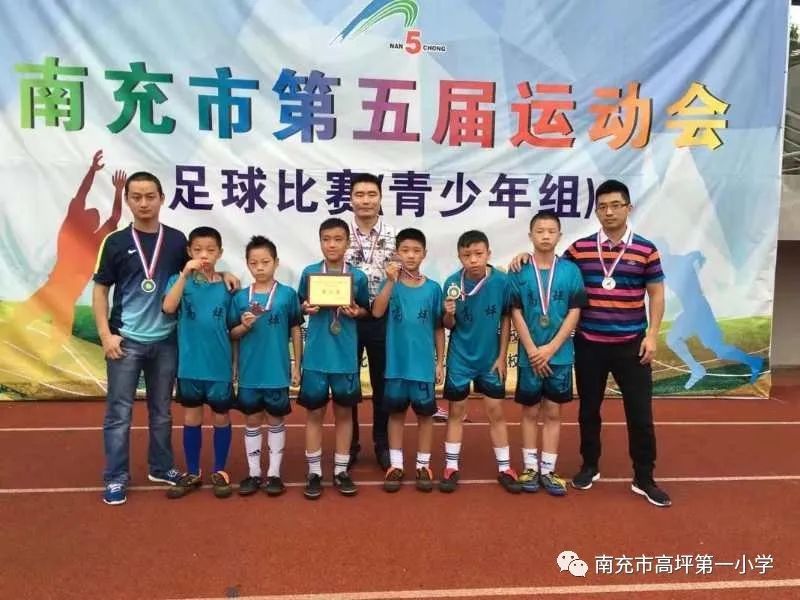 绿茵场上挥洒汗水享用足球的快乐,三亚足球小将在绿茵场上挥洒汗水