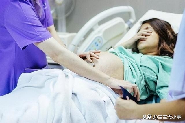 孕晚期破水，孕妇别慌，做好这2件事胎儿就安全了