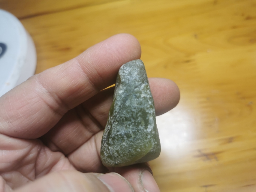 大货车师傅在山西公路边捡得石头，做了一个小佛，一对耳坠