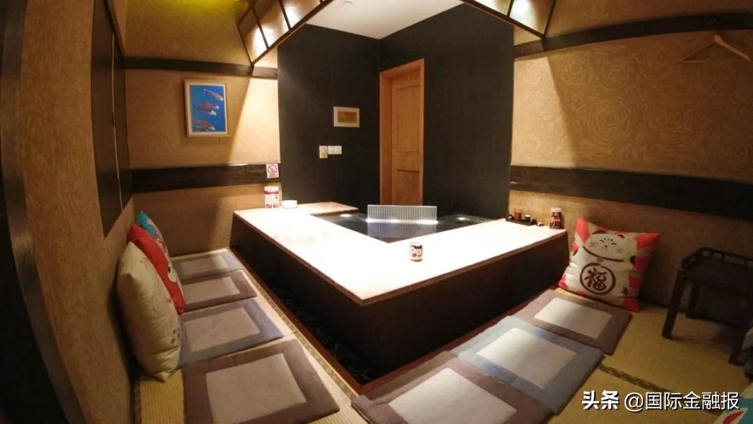 记者观察｜上海餐饮业陆续恢复堂食：神器“隔桌牌”上线，网红店开始等位……