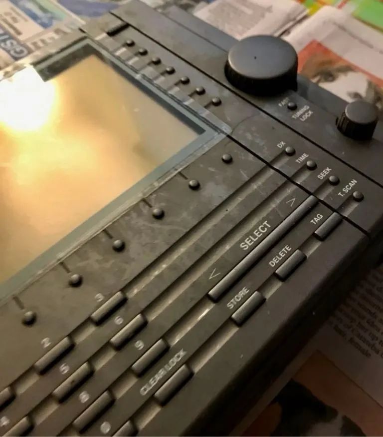 「火腿维修室」拯救一台老式EtonE1收音机，解决橡胶涂层粘手问题