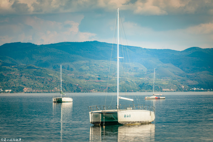 在高山湖泊边拍摄的风景照片湖底,绝美天池风光摄影照片