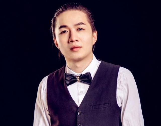 蓝翔技校入驻*牙虎**，美女主播开挖掘机直播！操作比德华巅峰赛下饭