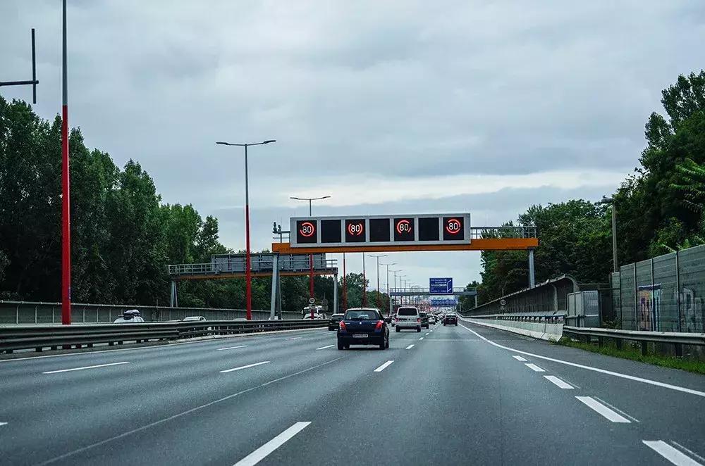 公共停车位被电动车霸占违不违法,电动车占用公共停车位的行为