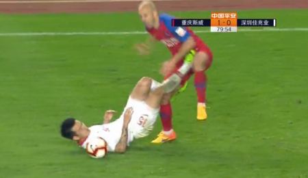 南拳北腿！红牌创纪录，王小平忙练签名，为何连外援都被传染？