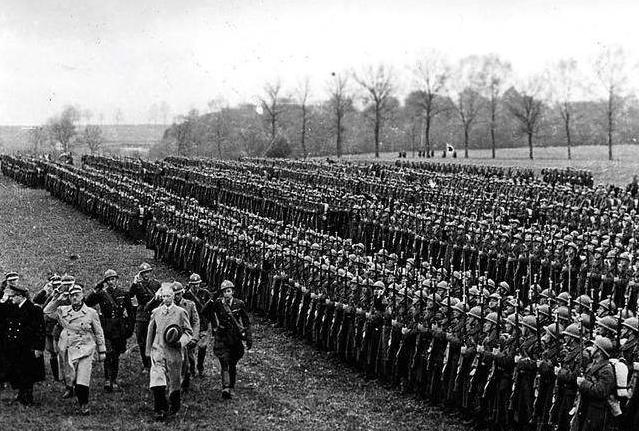 希特勒入侵波兰，英法与波兰签署军事互助条约，为何不出兵援助？