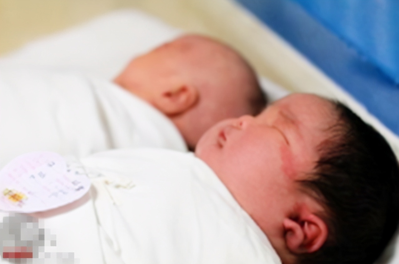 新生婴儿一个月重多少斤是正常,婴儿体重一个月长多少斤算正常