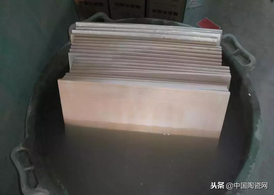 乌鲁木齐瓷砖空鼓翘角微创修复,10*10地砖铺贴方法视频