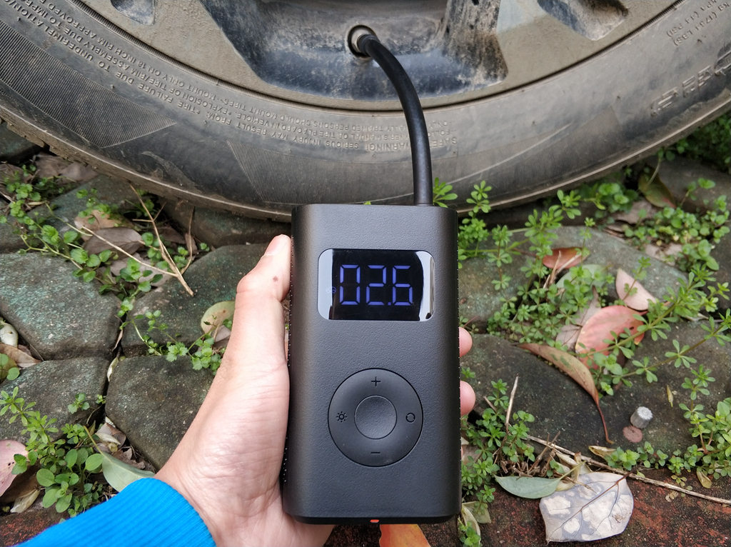 米家推出首款可以给汽车轮胎打气的设备，体积只有一个手机那么大