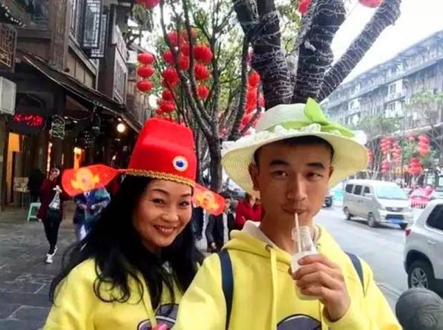 23岁小伙不理反对娶46岁大妈,重庆小伙迎娶46岁大姐