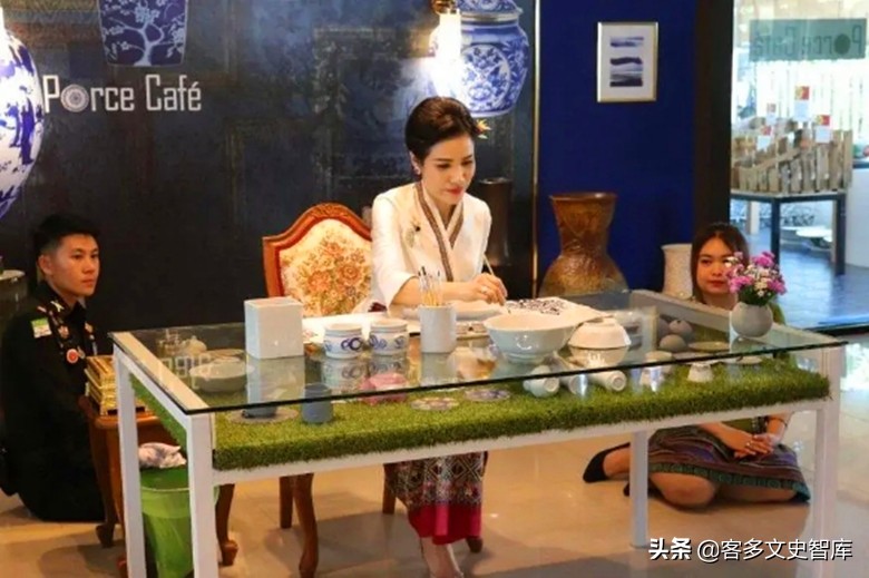 诗妮娜与贵妃拥抱,诗妮娜贵妃入狱前和女儿深情拥抱