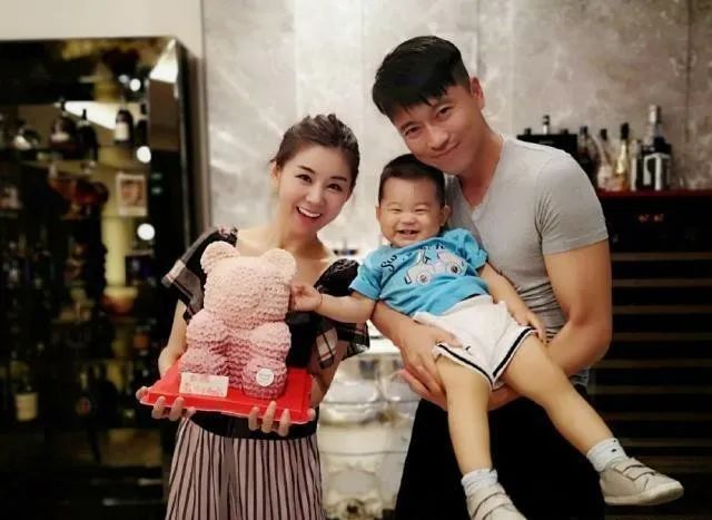 娱乐圈夫妻低调恩爱,李小萌与王雷吻戏视频