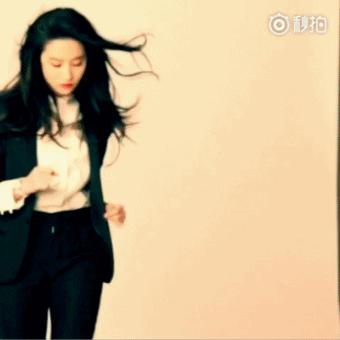 剧中绿茶婊始祖这次竟然秒杀了刘亦菲，她终于被扶正了…