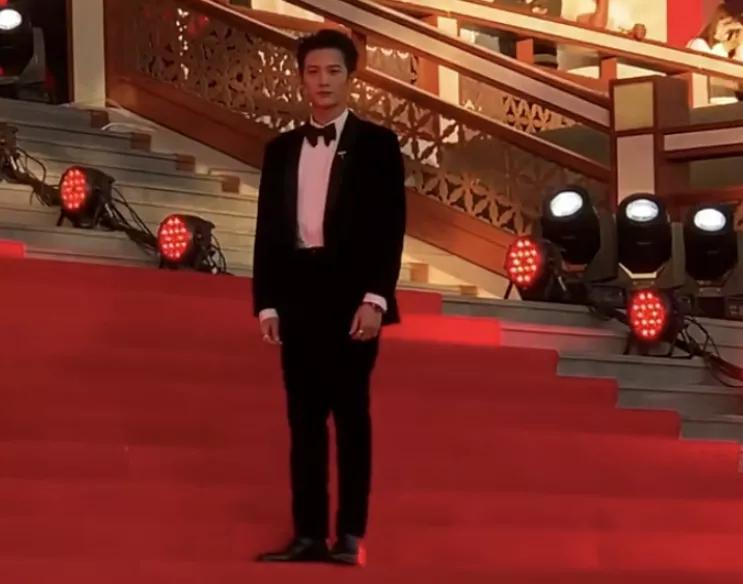 娱乐圈还有哪些假臀假肌肉,假臀假肌肉假肩膀的明星们