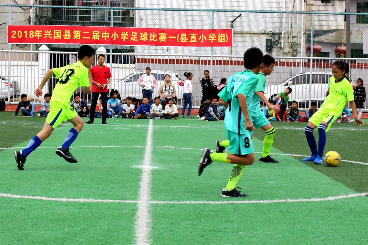 江西兴国：冬阳和煦迎复核特点办校赞二小