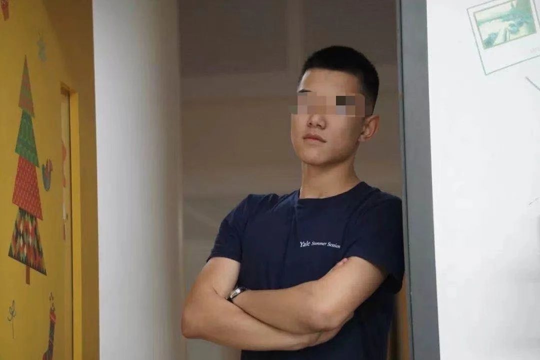 年仅20岁北美高材生张一得自杀去世，网红单亲爸爸遭质疑