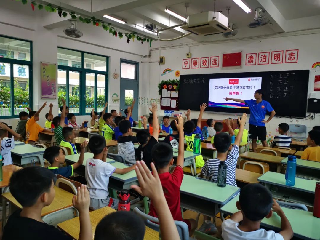 一堂有活力的足球训练课,感受一下足球带给我们的魅力