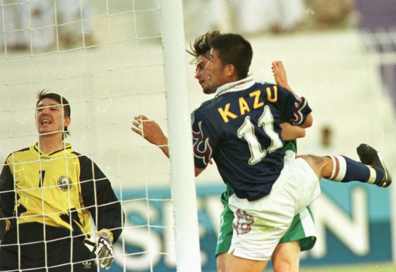 已经52岁了！他想死在球场上！长文致敬足坛活化石的他