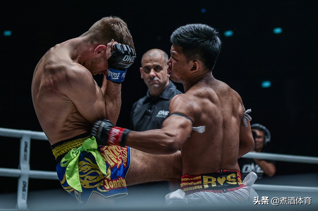 圆笼和分指手套如何改变了站立格斗？