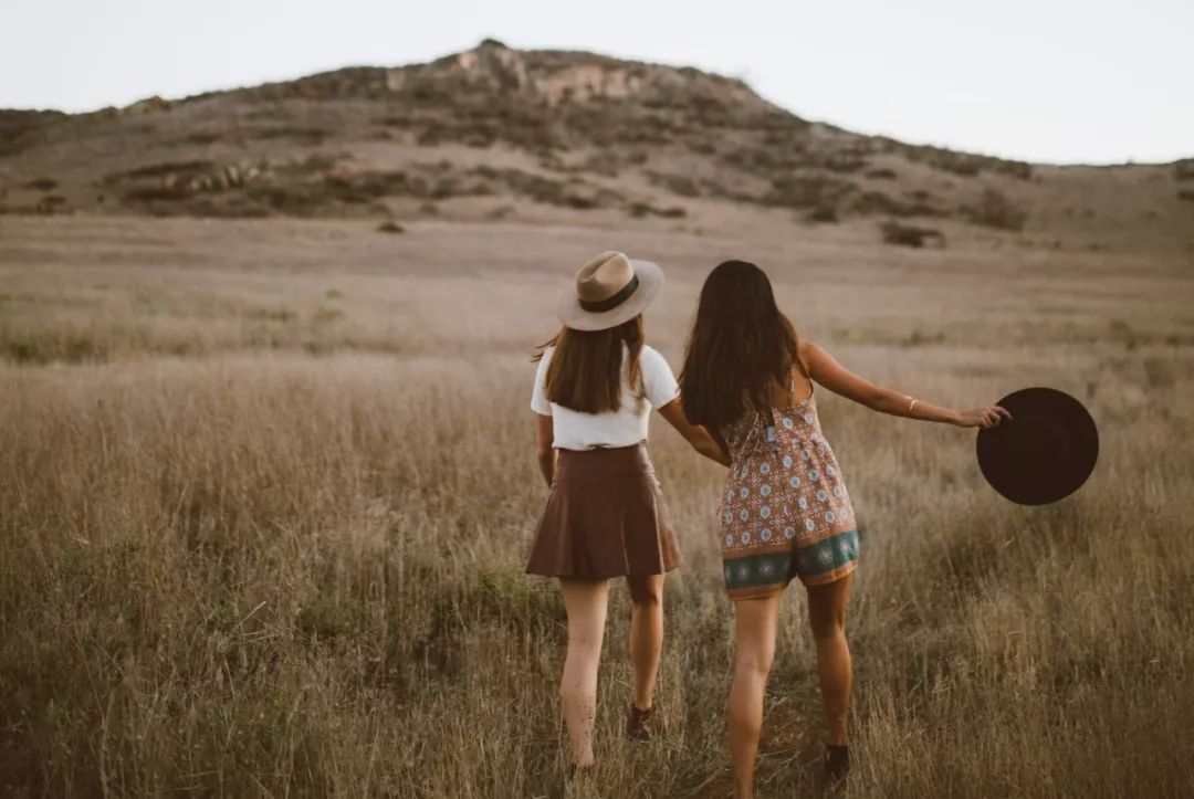 闺蜜的最高境界就是各忙各的,闺蜜的最高境界就是心神合一