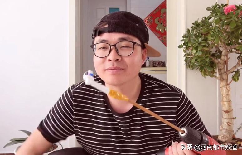 不仅剁手，还发明改造，小镇青年对电动牙刷到底有多爱？