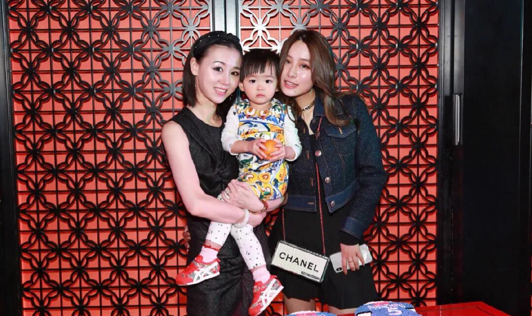 前国脚范志毅女儿晒照，露背装+名牌背包，与爸爸三婚妻子似姐妹