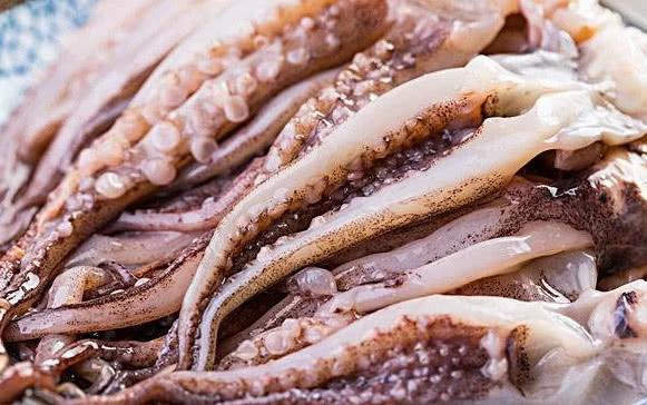 爆炒脆口鱿鱼丝做法,爆炒鱿鱼丝的家常做法