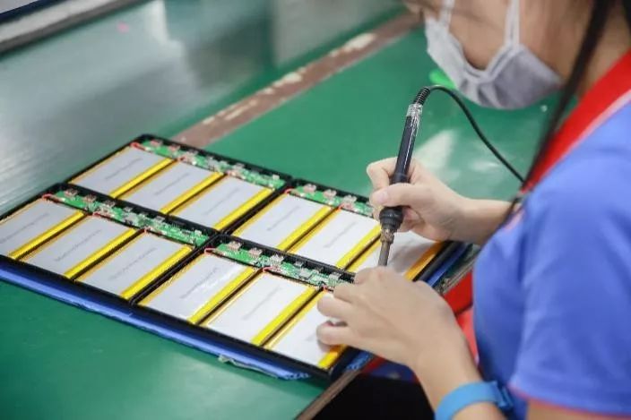 一天狂销300万单，最低2.9元的手机配件市场，靠性价比拿下00后