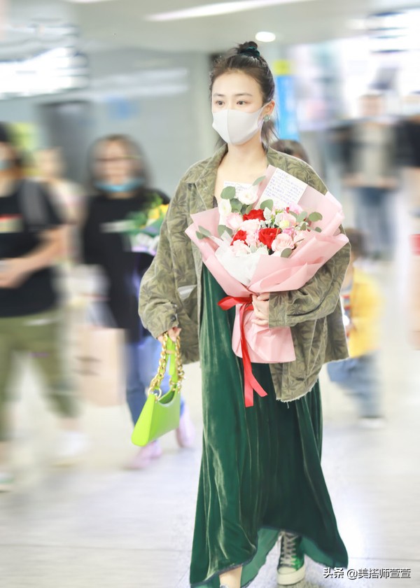 马思纯穿黑色长裤,马思纯同款gap卫衣