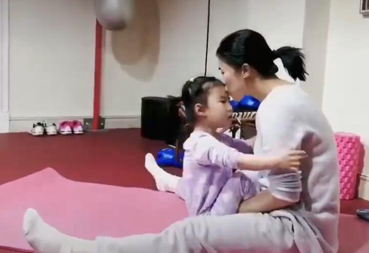 王楠穿拖鞋跟女儿打球,王楠和丈夫带女儿和儿子出门玩耍