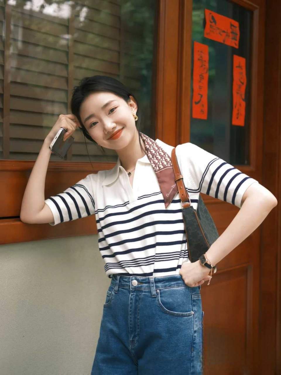 牛仔裤搭配冰丝短袖t恤,普通t恤搭配牛仔裤怎么穿好看