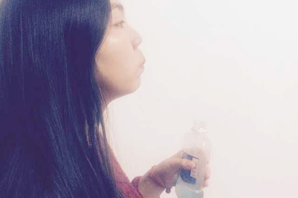 吃完饭牙齿里残渣很臭是什么情况,牙齿烂了一个大窟窿还臭怎么处理