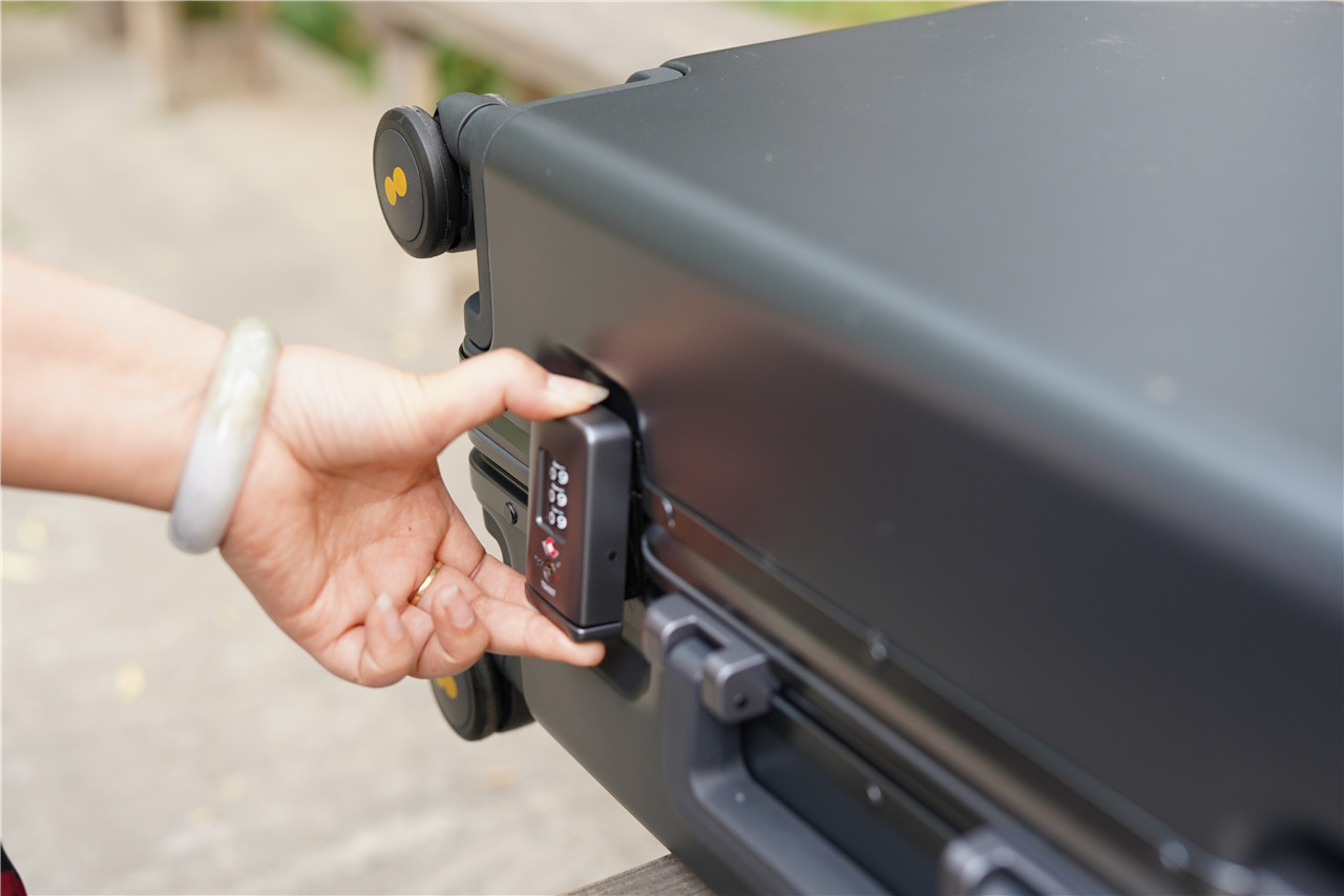 地平线8号行李箱24寸能装多少东西,行李箱推荐地平线8号