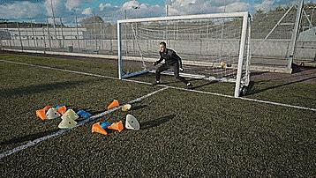 足球守门员基本功,守门员扑队友折射球