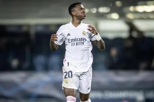 维尼修斯玩C罗实况过人得分！简直就是慢动作回放完全复制成功