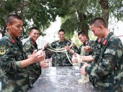 三尺灶台烹尽人生百味,三尺灶台燃战火炊事比武砺精兵