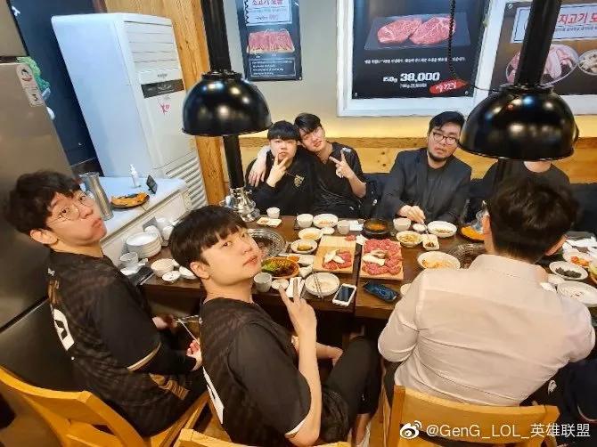 Rookie向白银偷学技术；新稻草人模型太吓人了