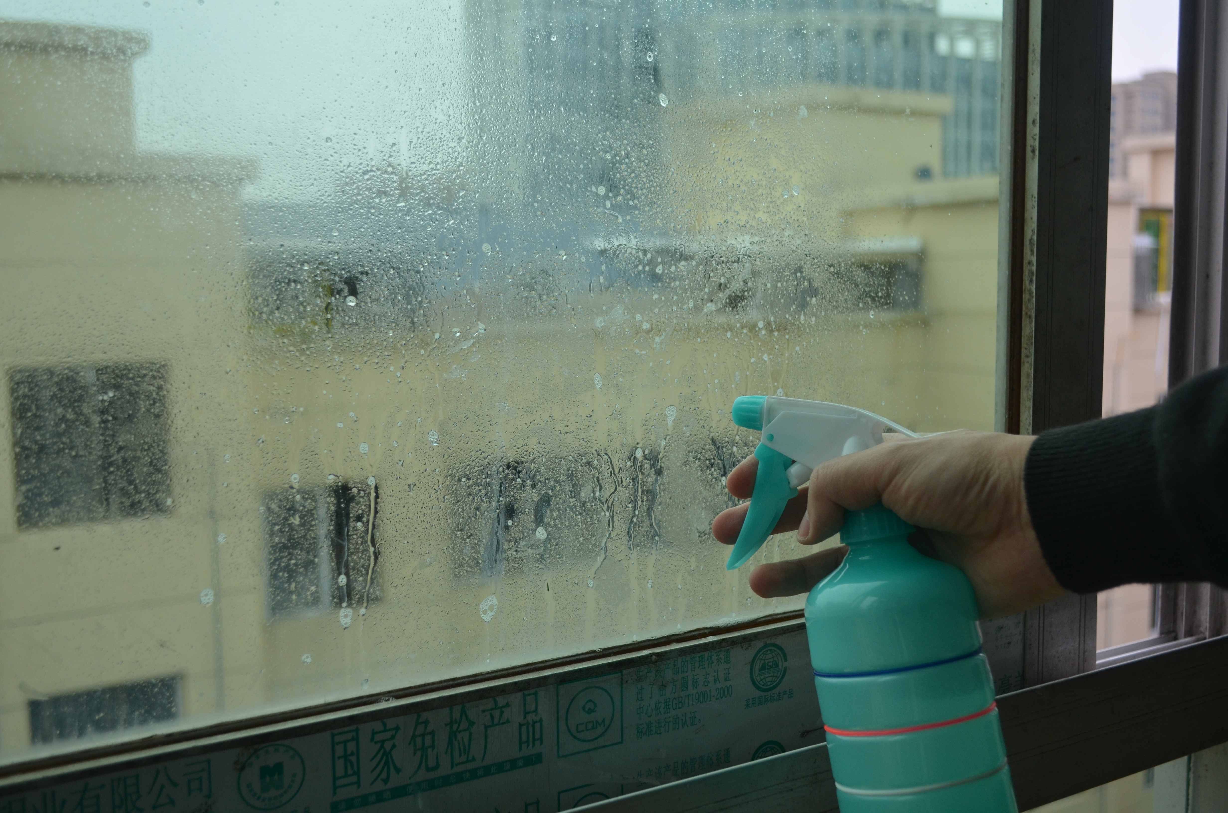 过年大扫除用这个擦玻璃很是方便,家里的玻璃脏了轻轻一擦就干净