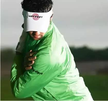 让小球缓慢下降,让小球顺利滚下来