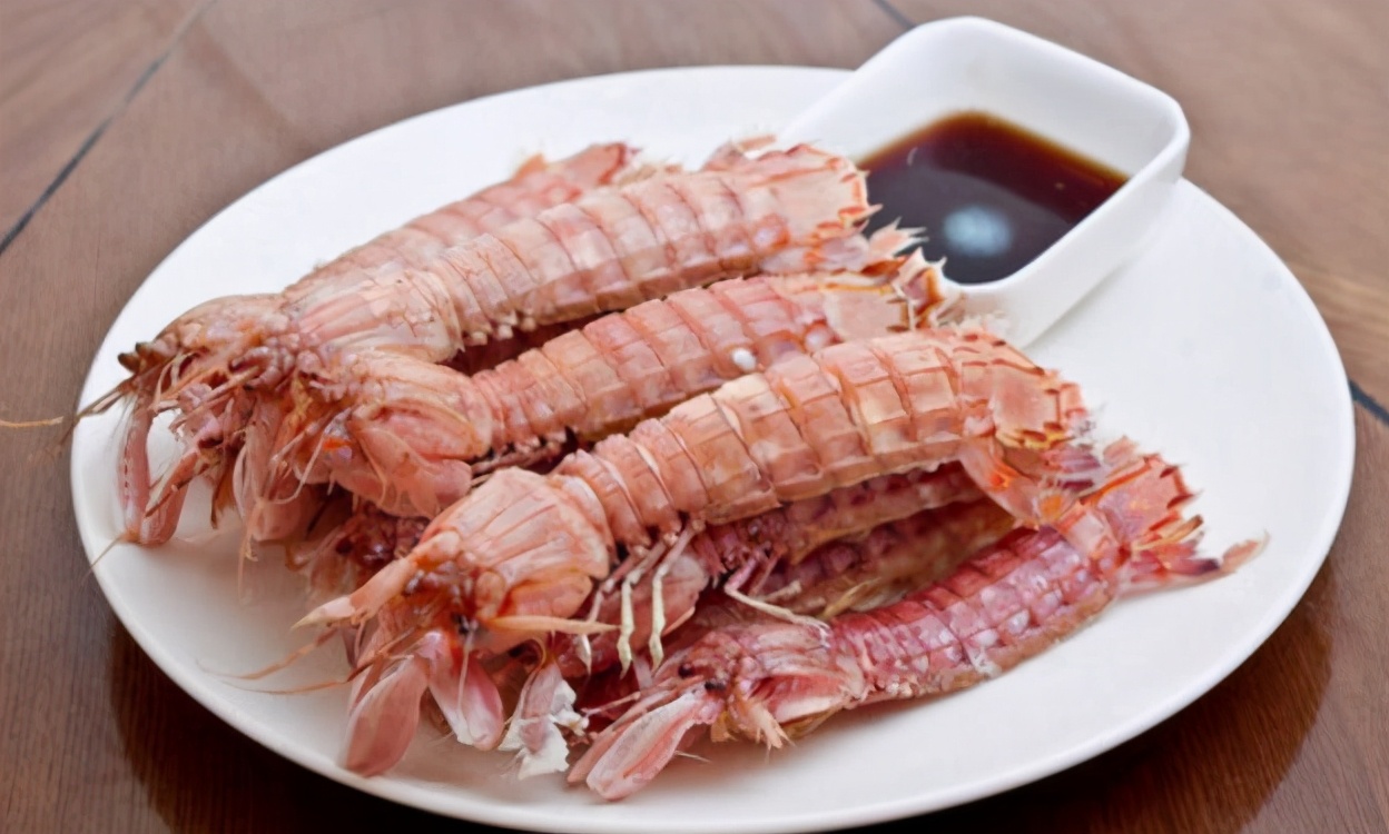 怎么剥皮皮虾不用剪刀,剥皮皮虾要留完整壳的方法