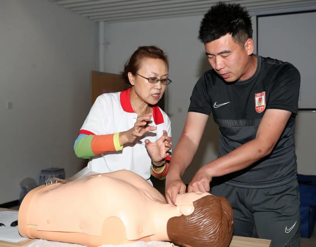 长春亚泰未雨绸缪策划急救培训提高教练、队医球场应急救护技能