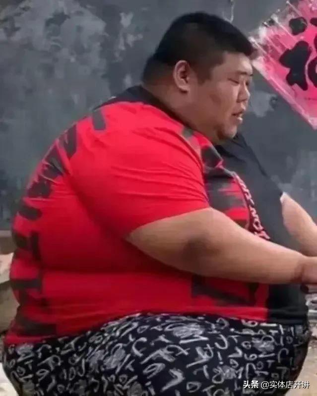 开餐馆亏本做吃播年入百万，560斤的河北小伙比“泡泡龙”还拼