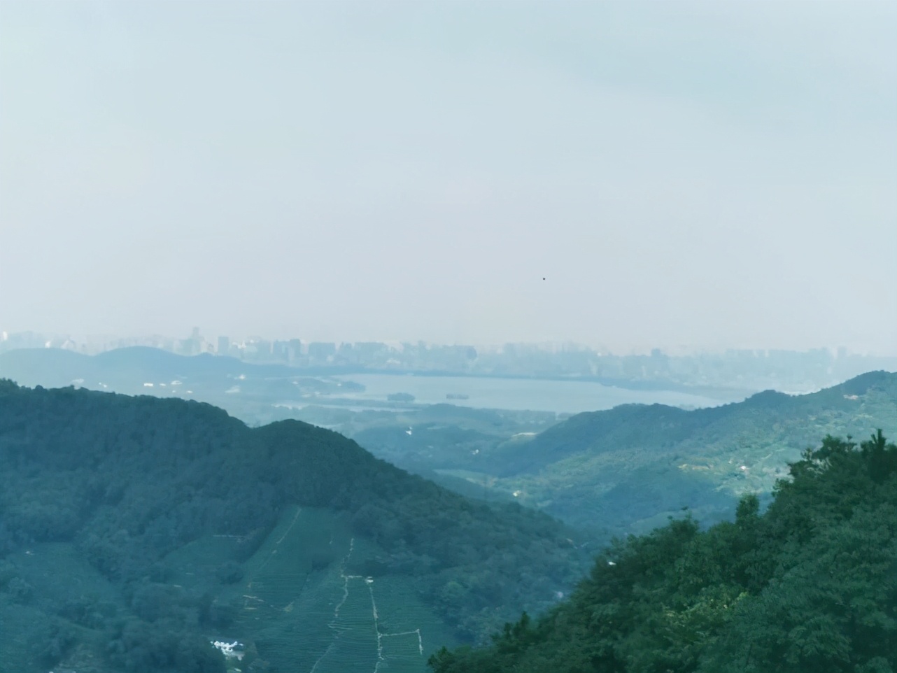 杭州西湖的地位和价值,西湖为杭州带来了人气和知名度