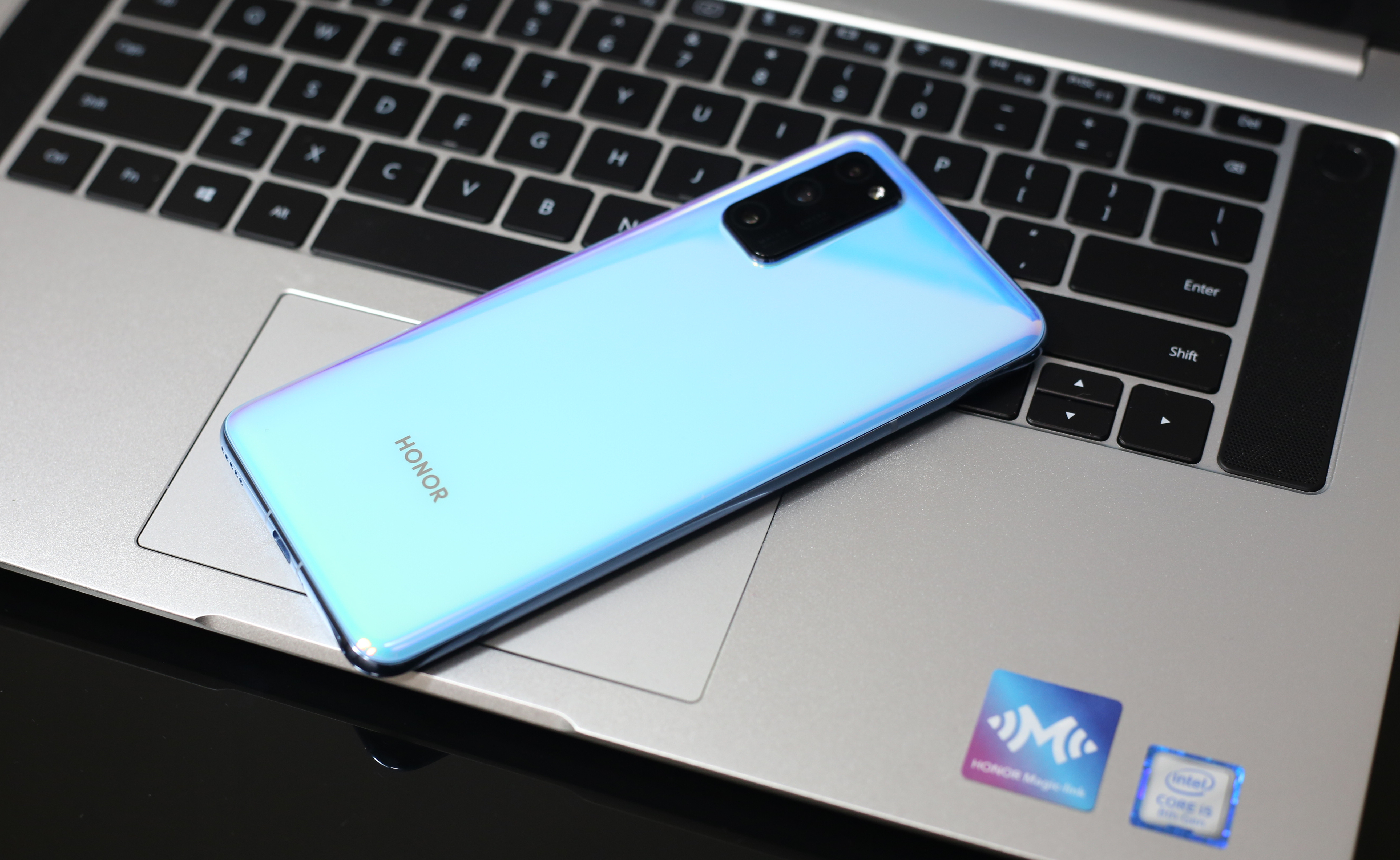 光荣v30pro拍照现在算落后吗,光荣v30pro和红米k30s至尊版对比