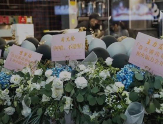 潘玮柏火锅店开业，众星送花篮支持，宣云忙前忙后不断给客人敬酒