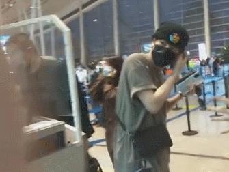 王嘉尔懒理丁太升粗鄙之语，冒雨参加活动，隔着口罩送飞吻引尖叫