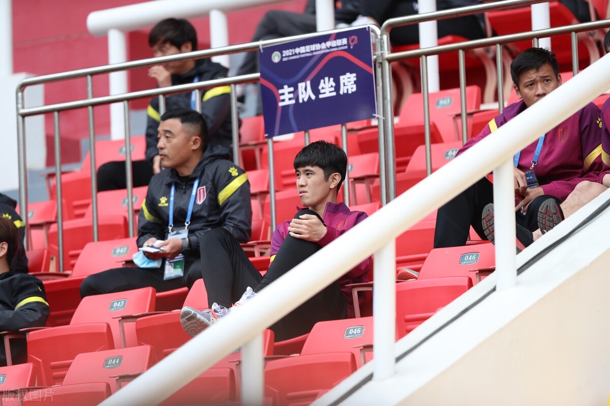 场上形势对己方有利，为什么控制不住情绪，居然向裁判爆粗口动手